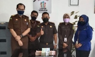 Keluarga Terpidana Korupsi APBDes Sugihwaras Bayarkan Denda Rp 100 Juta ke Kejari Nganjuk