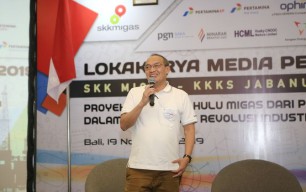 Menteri ESDM Beri Penghargaan Darma Karya Kepada Pegawai SKK Migas