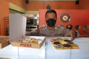 Inspiratif ! Polisi Sidoarjo ini Jualan Donat untuk Menambah Pendapatan Keluarga