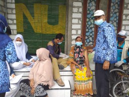 Sasar Lansia, Pemerintah Kelurahan Lumpur Jemput Bola Gelar Vaksinasi Covid-19