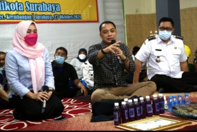 Cangkrukan Bareng Warga, Wali Kota Eri Janjikan Urus KTP Cukup dari Kelurahan