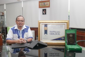 Inisiasi Identifikasi Bahaya dan Risiko Wartawan, Edi Priyanto Terima Penghargaan WSO Concerned Citizen Award