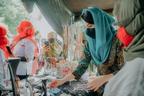 Arumi Bachsin Borong Kripik Gedebog Jember, Begini Katanya