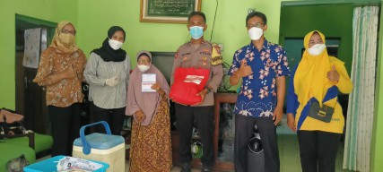 Serbuan Vaksin Lansia di Gresik Langsung Dapat Sembako