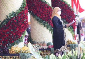 Khofifah Kenakan Baju Adat Majapahit Saat Pimpin Upacara HUT ke-76 Pemprov Jatim