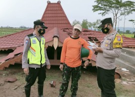 Hujan Angin di Tulungagung Tumbangkan Pohon dan Rumah Joglo
