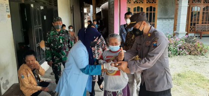 Jemput Bola, Forkopimcam Karangrejo Datangi Rumah Lansia Yang Belum Vaksinasi