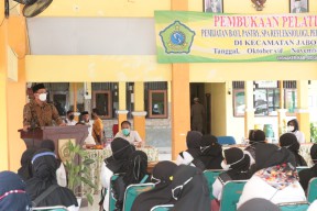 Buruh Pabrik Rokok Di Kecamatan Jabon Mendapat Pelatihan Ketrampilan Kerja Dari DBHCHT