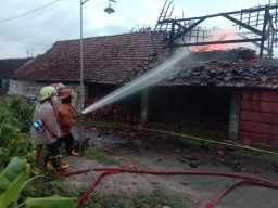 Pembakaran Genteng Membakar Atap Rumah, Kerugian Capai Puluhan Juta Rupiah