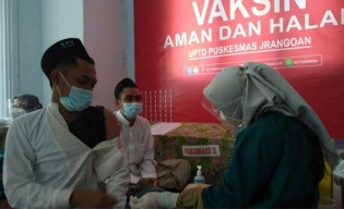 Husky-CNOOC dan Polres Sampang Gelar Vaksinasi hingga Salurkan Bantuan Logistik