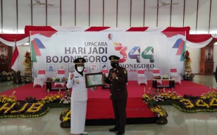 HJB ke-344, Kejari Bojonegoro Diganjar dengan Penghargaan dari Pemkab