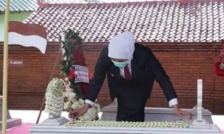 Ziarah ke Makam Gubernur Pertama Jatim, Ini Wejangan Khofifah