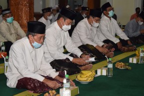 Ajak Teladani Akhlak Nabi Muhammad, Yuhronur Hadiri Peringatan Maulid Nabi di Masjid Agung Lamongan