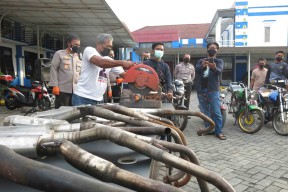 Puluhan Knalpot Brong Hasil Razia Balap Liar Dihancurkan