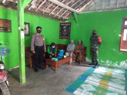 Bhabinkamtibmas dan Babinsa di Bojonegoro Galakkan Vaksinasi Lansia