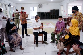 Kunjungi Griya Werdha, Wawali Armuji Main Karambol dengan Lansia