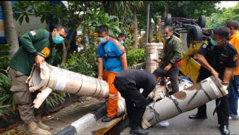 Diduga Pecah Ban, Truk Bermuatan Furnitur Terguling