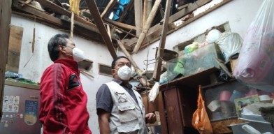 Rumah Warga Ambruk, Anggota Dewan Surabaya Gerak Cepat Tinjau Lokasi