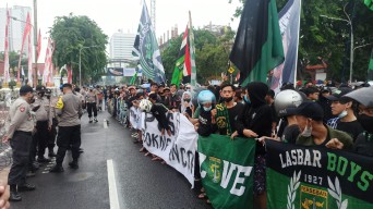 Bonek Mania Geruduk Gedung Grahadi, Tuntut PSSI Kerja Profesional