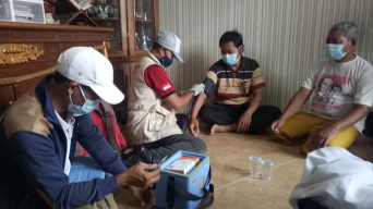 Kades di Gresik Ini Datangi Rumah Warganya Bujuk Agar Mau Divaksin