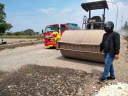 Hasil Amburadul, DPRD Gresik Minta Kontraktor Proyek Jalan Betoyo Disanksi