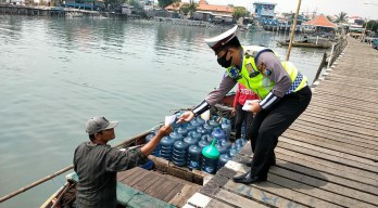 Blusukan Temui Nelayan, Polres Gresik Kampanye Soal Prokes Covid