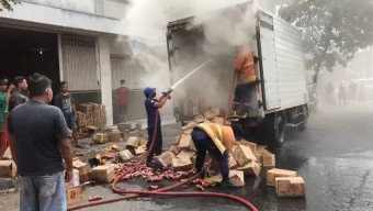 Truk Pengangkut Snack Makanan Ringan di Tulungagung Terbakar