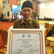 Puluhan Tahun Merawat Kesenian Macapat, Mat Kauli Diganjar Penghargaan Seni Oleh Dewan Kesenian Jatim