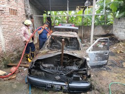 Baru Dinyalakan, Mobil Antik di Tulungagung ini Malah Terbakar