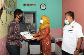 Ketua PKK Sidoarjo Beri Bantuan Pelajar yang Viral Jadi Pemulung