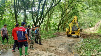 Alat Berat Diterjunkan,Akses Yang Tertutup Longsor Ditargetkan Segera Terbuka