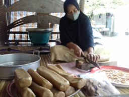 Musim Penghujan, Produksi Kerupuk Khas Bawean Menurun