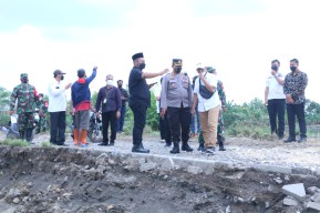 Bupati Gresik Pantau Tim Reaksi Cepat Perbaiki Jalan Rusak Akibat Banjir