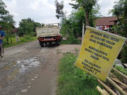 Banyak Jalan Rusak, Warga Protes Agar Segera Dibenahi