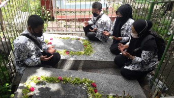 Peringati Hari Guru, GTT Tulungagung Tabur Bunga di Makam W.M.Van Eldik, Guru Musik WR Soepratman