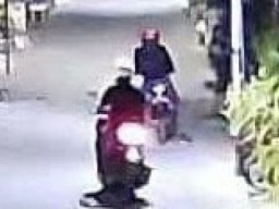 Terekam CCTV, Dua Maling Motor di Jalan Gundih Surabaya Ini Diburu Polisi