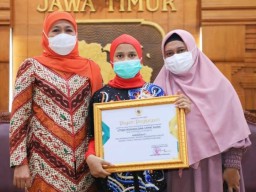 Haru Campur Bangga, Ini Momen Gubernur Khofifah Bertemu Auna Atlet Cilik Kelas Dunia