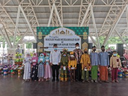 Rayakan Maulid Nabi, Pemuda Bawean Bagi-bagi Untuk Yatim Piatu