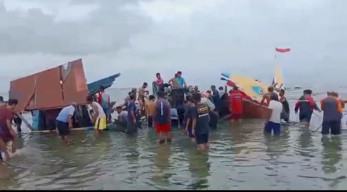 Tabrak Karang, Kapal Nelayan KMN Sri Intan Kandas dan Terbelah Dua di Bawean