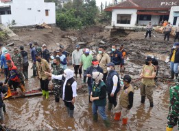 Tinjau Lokasi Banjir Bandang di Batu, Gubernur Berikan Sejumlah Instruksi Cepat