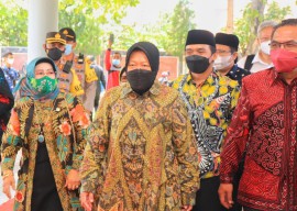 Di Kota Pasuruan, Mensos Risma Serahkan Bantuan Hingga Motivasi Para Yatim Piatu