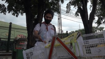 Pelajar SMK di Sidoarjo ini Nyambi Jadi Pemulung saat Berangkat dan Pulang Sekolah