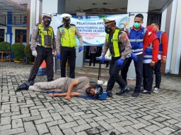 Polisi Sidoarjo Latih Warga di Wilayah Blackspot Tangani Korban Kecelakaan