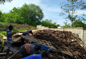 Rumah Janda di Situbondo Ambruk, Anak Korban Selamat Usai Tertimpa Reruntuhan