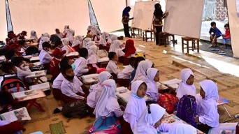 Sekolah Rusak Diterjang Erupsi Gunung Semeru, Siswa di Lumajang Sekolah Secara Gantian di Tenda