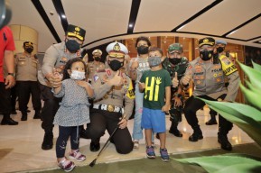 Kapolda Jatim Dampingi Pengecekan Penerapan Prokes di Tempat Publik