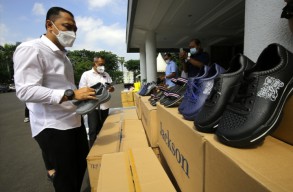 Pemkot Surabaya Salurkan Ribuan Sepatu Ke Petugas Kebersihan dan Korban Erupsi Gunung Semeru