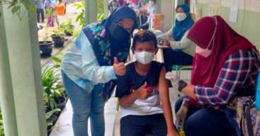 Tinjau Vaksinasi Siswa SD, DPRD Surabaya Minta Ortu Awasi Putra-putrinya