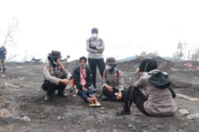 Keluarga Korban Erupsi Gunung Semeru Minta Petugas Cari Keluarganya yang Masih Hilang