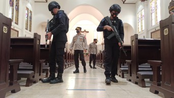 Jaga Keamanan Misa Natal, Tim Gegana Polda Jatim Lakukan Pengecekan Gereja